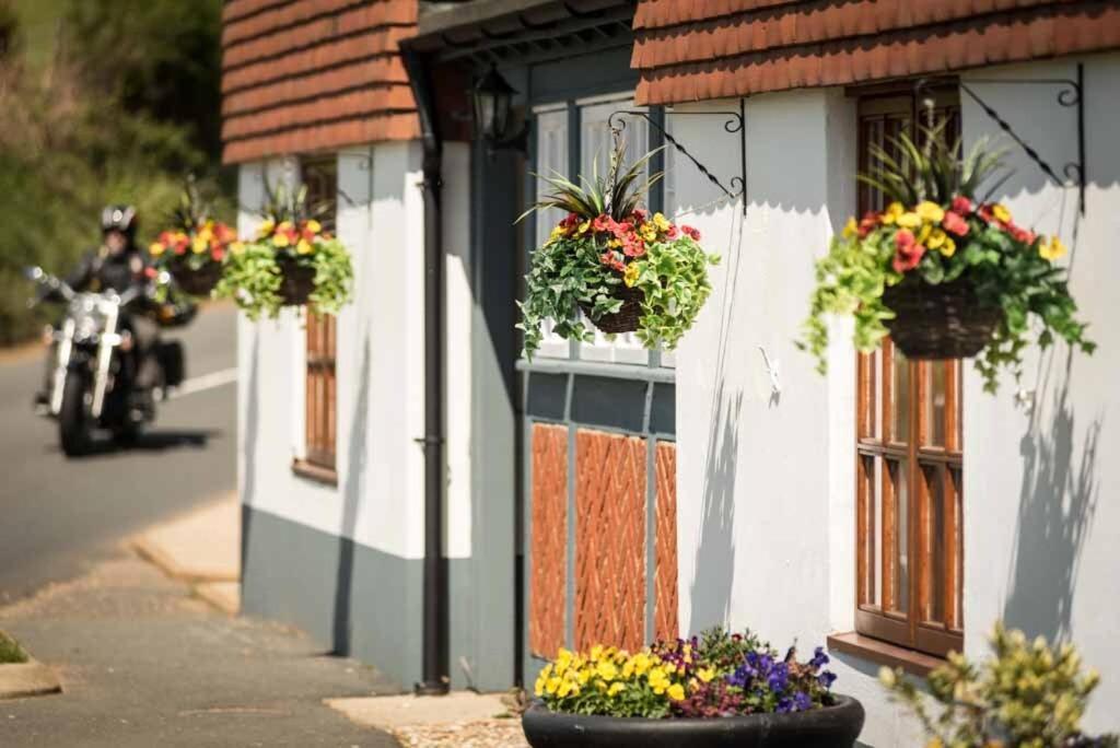 The Chequers Inn Rookley エクステリア 写真